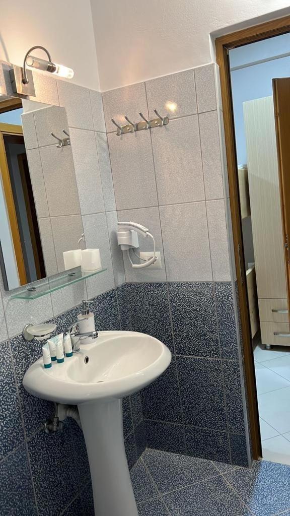 Season Inn Dhërmi Екстериор снимка