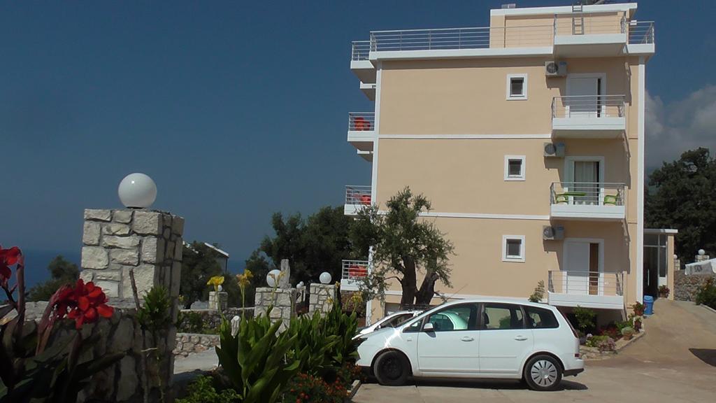 Season Inn Dhërmi Екстериор снимка
