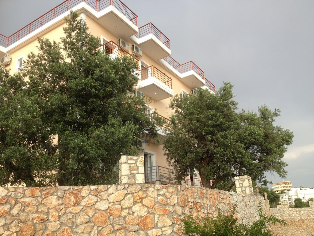 Season Inn Dhërmi Екстериор снимка