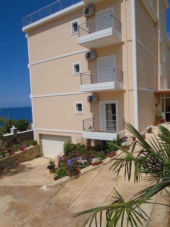 Season Inn Dhërmi Екстериор снимка