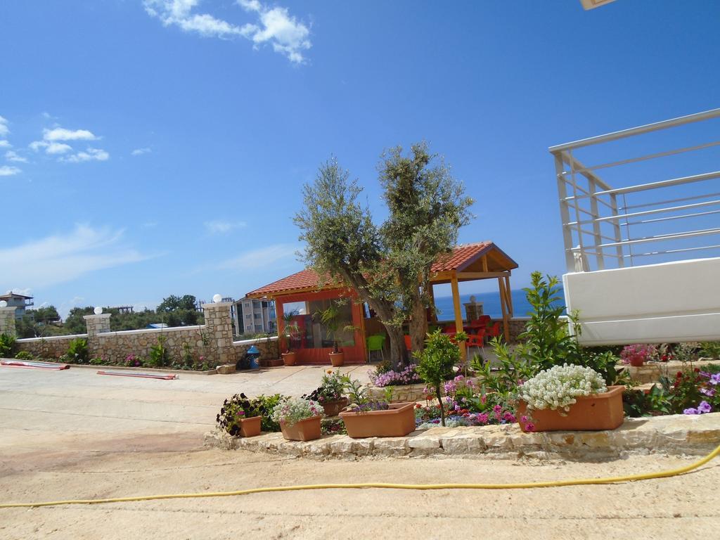 Season Inn Dhërmi Екстериор снимка