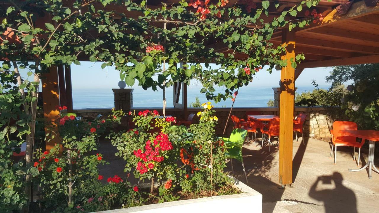 Season Inn Dhërmi Екстериор снимка