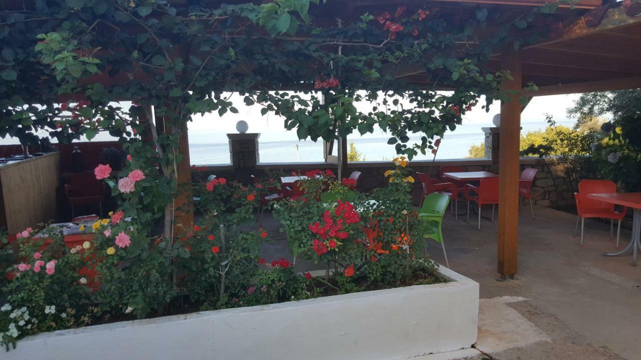 Season Inn Dhërmi Екстериор снимка