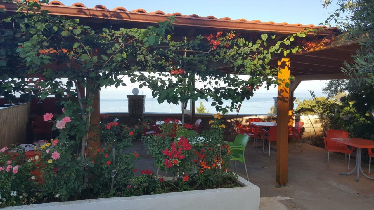 Season Inn Dhërmi Екстериор снимка
