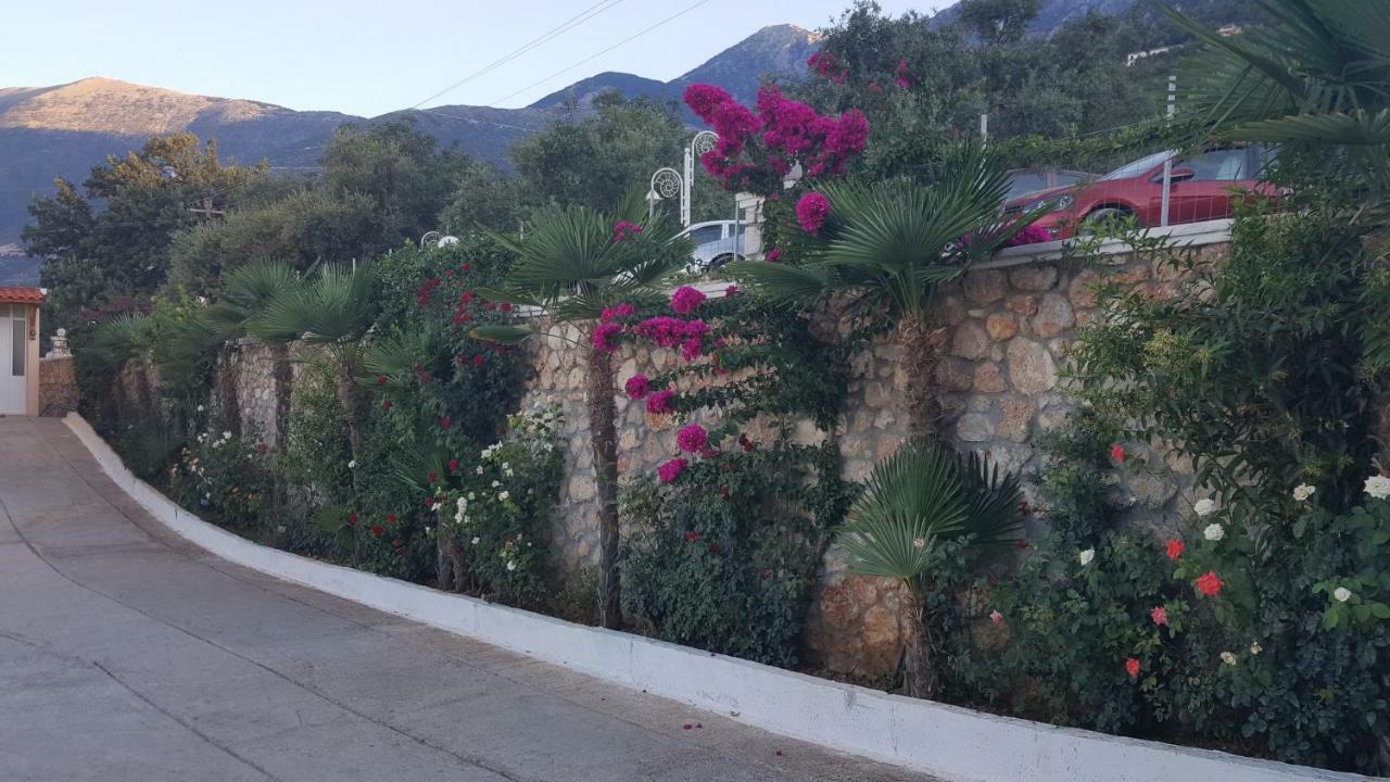 Season Inn Dhërmi Екстериор снимка