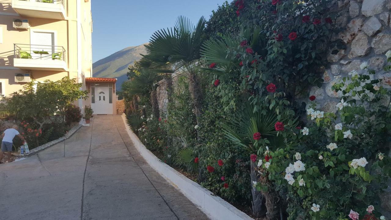 Season Inn Dhërmi Екстериор снимка