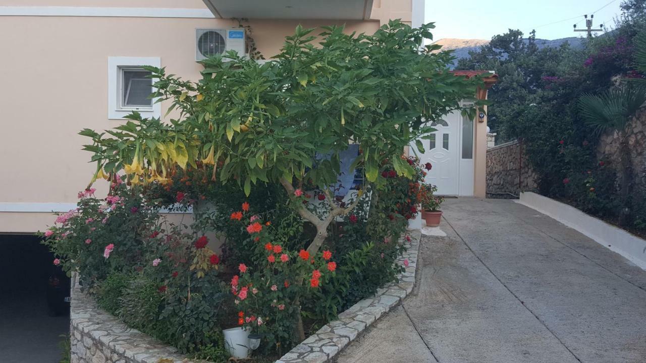 Season Inn Dhërmi Екстериор снимка